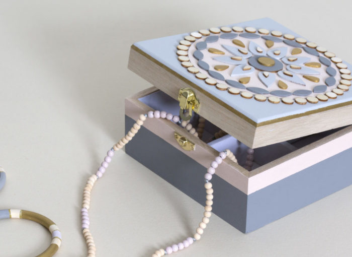 Petite Boîte à Bijoux Peinte - Dimensions 12,5 X 12,5 X 4,5 Cm - Occasion - Sans Marque